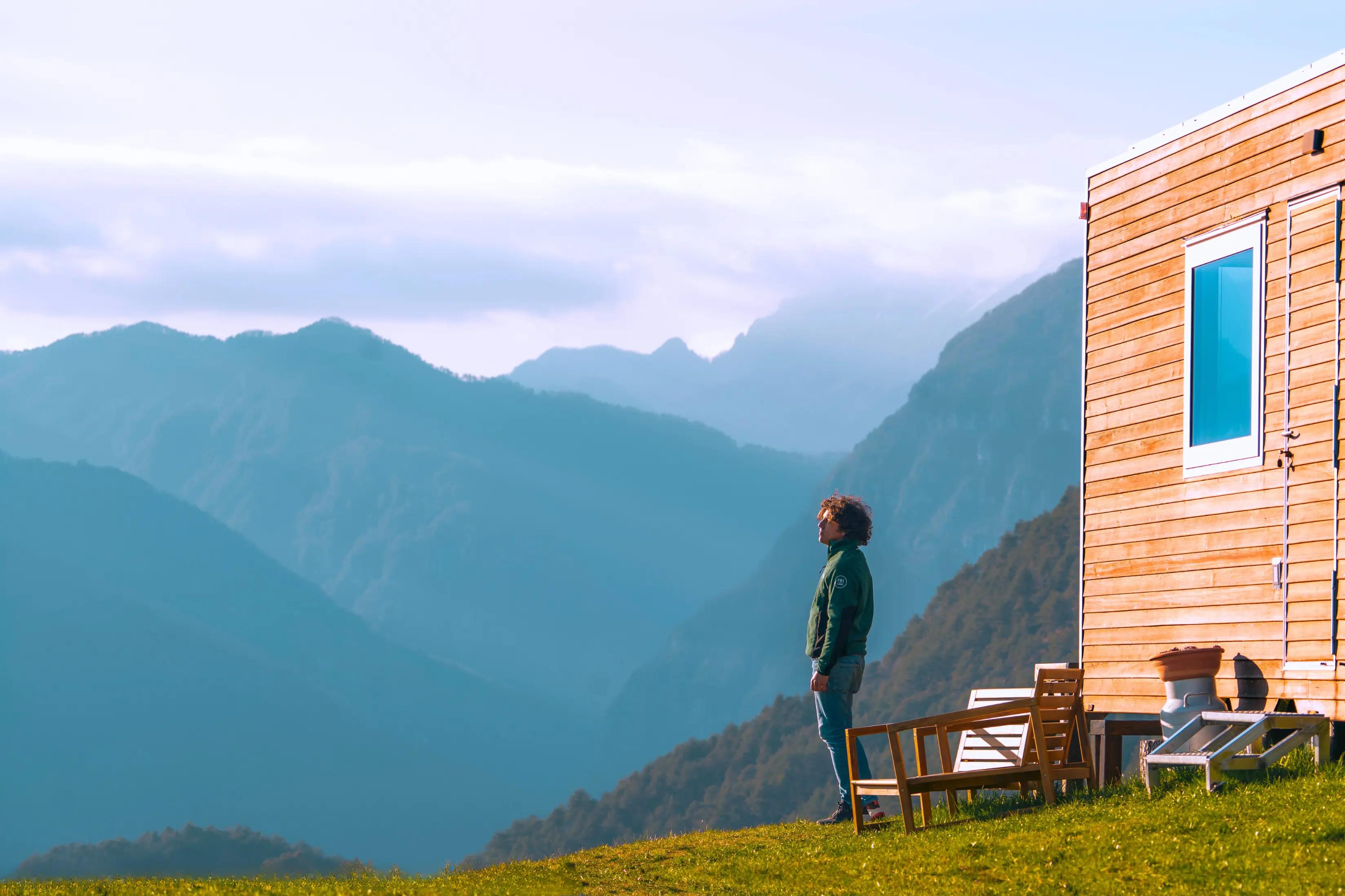 Eine Person, die in einem Ferienhaus in der Natur im Val d'Arzino übernachtet