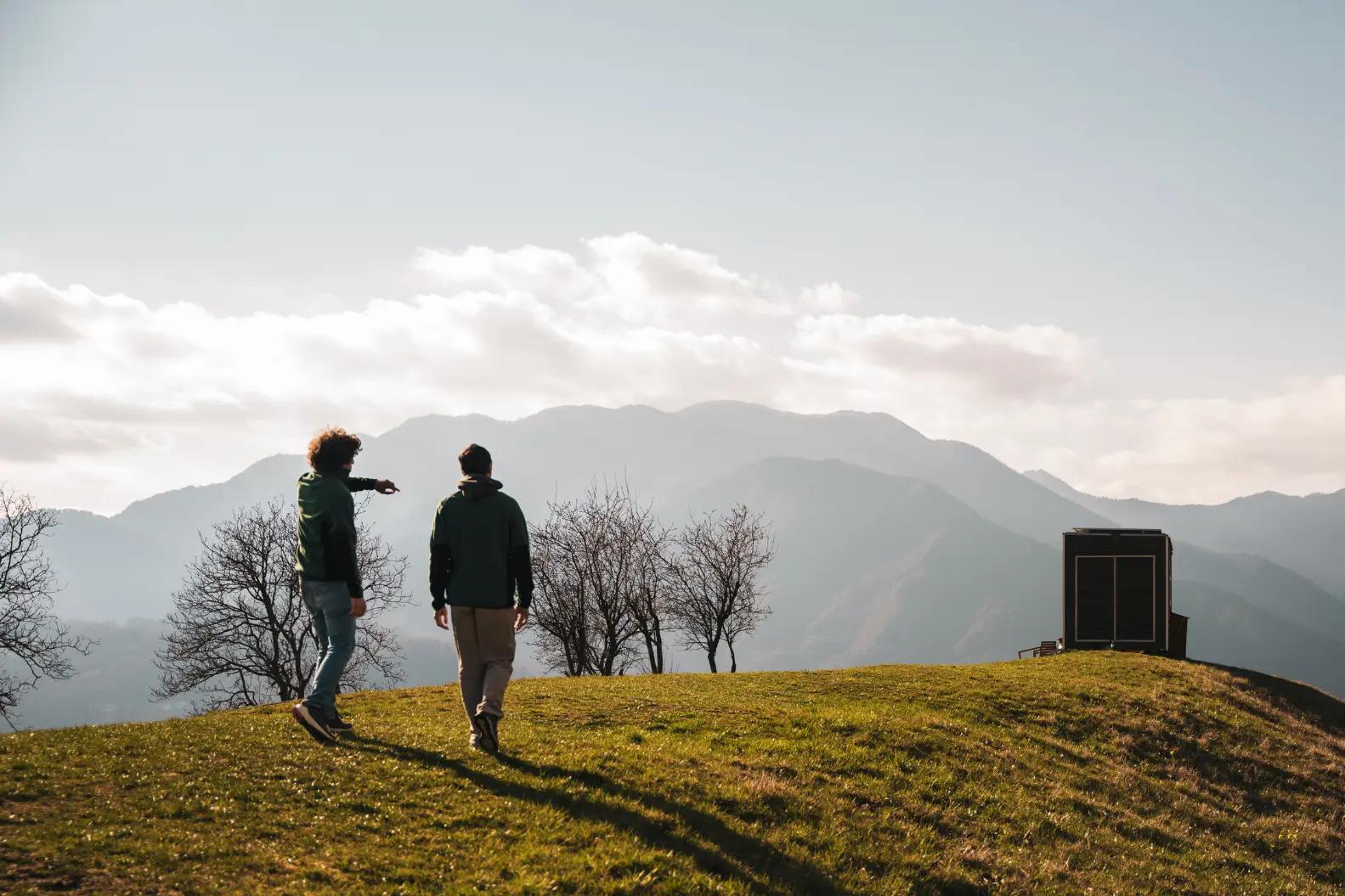 persone sul percorso verso la tiny house in val d arzino vicino a pordenone