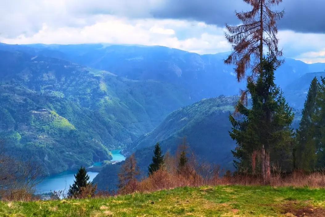 passeggiata nella natura sulle dolomiti a cima lan