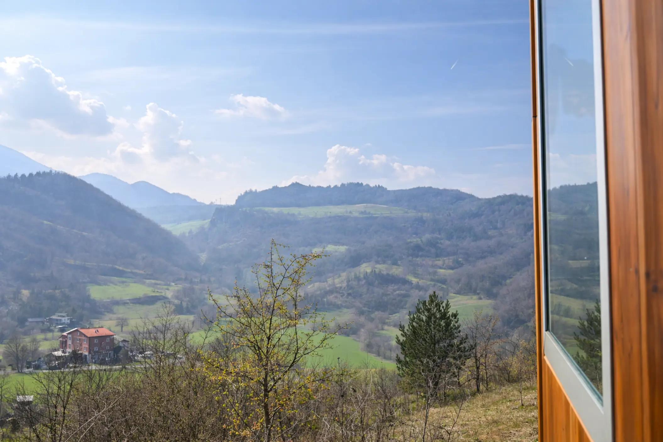 colline viste dalla casetta nella natura con vista aperta