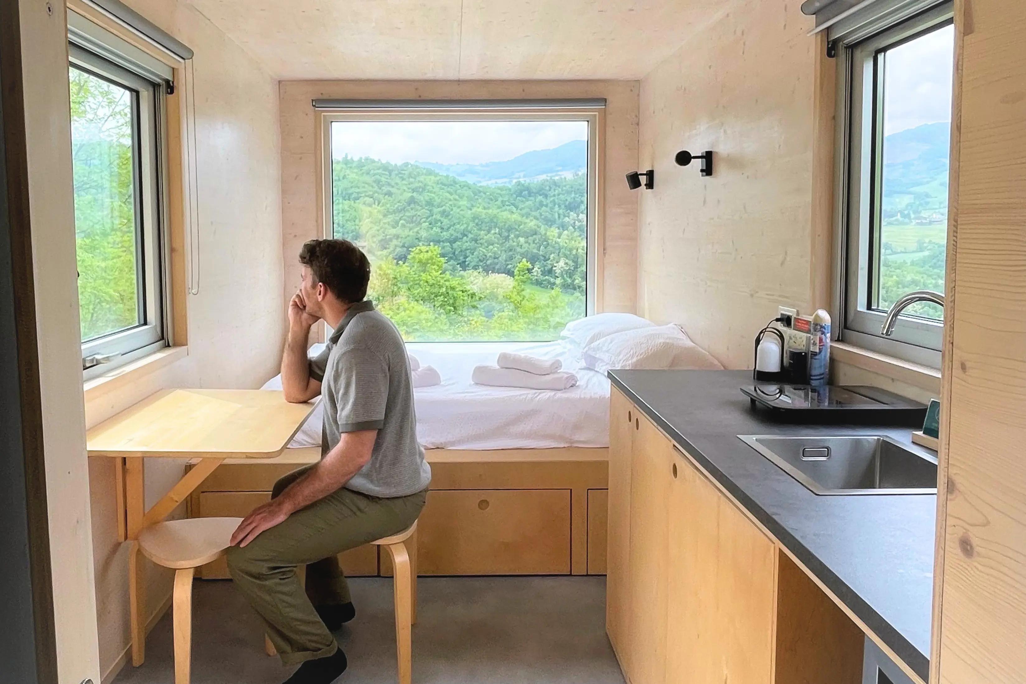 interni della tiny house a un’ora da Milano con vista sull’Appennino emiliano