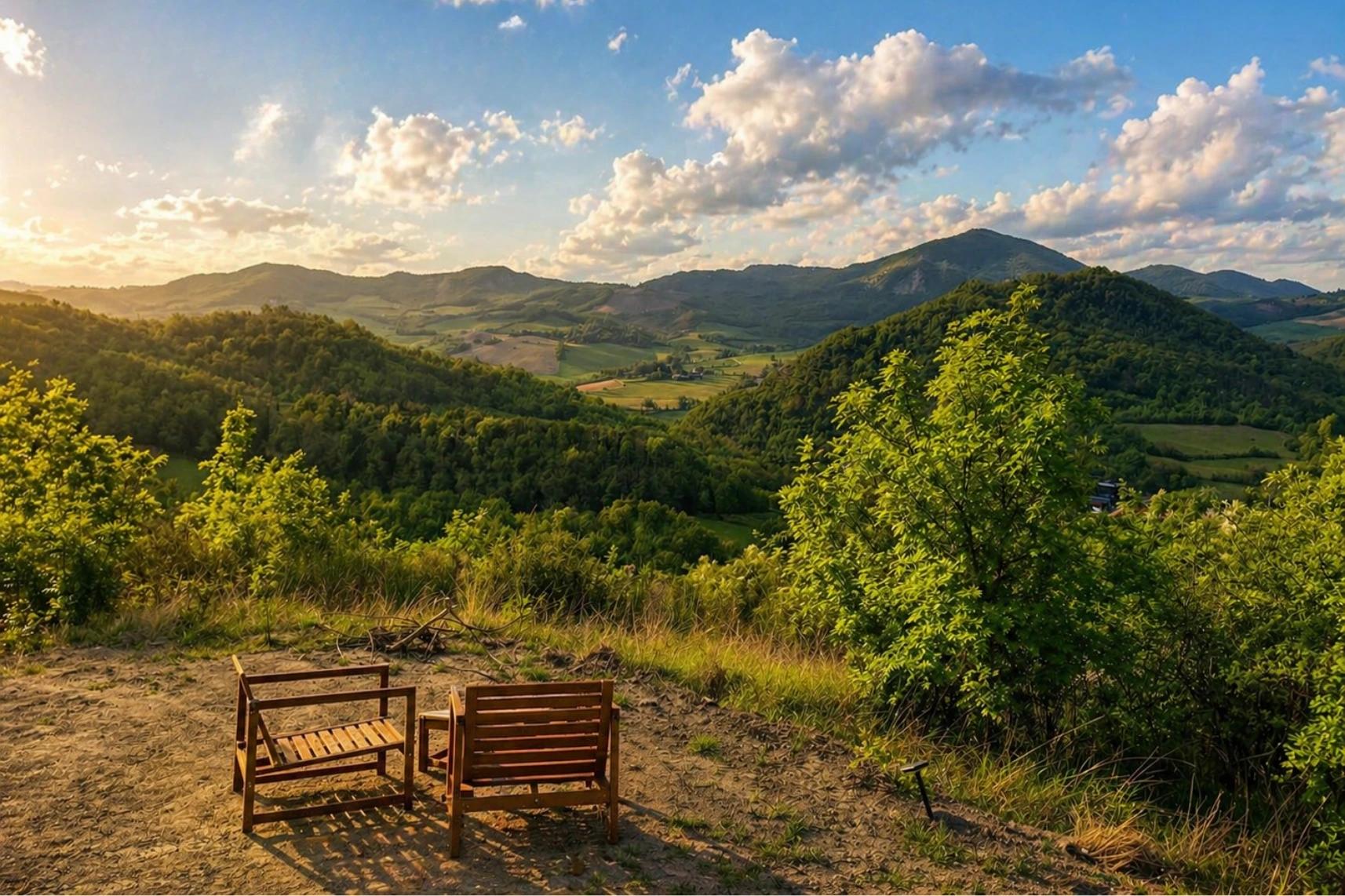 Stühle mit Panoramablick im Garten des kleinen Hauses in der Nähe von Mailand im Val Tidone