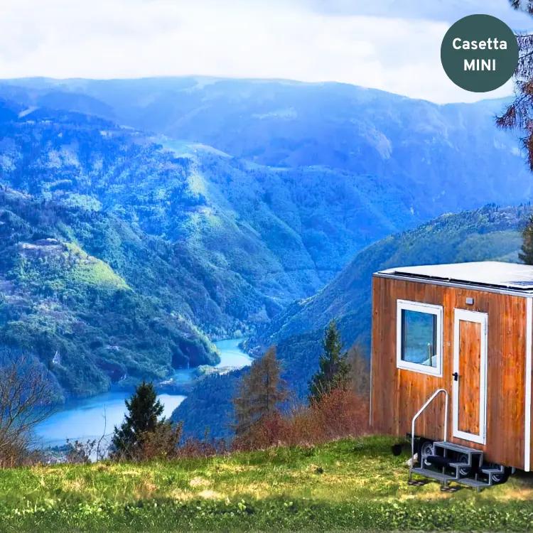 esterno della casetta friland con vista panoramica sulle dolomiti a cima lan vicino ad arsie
