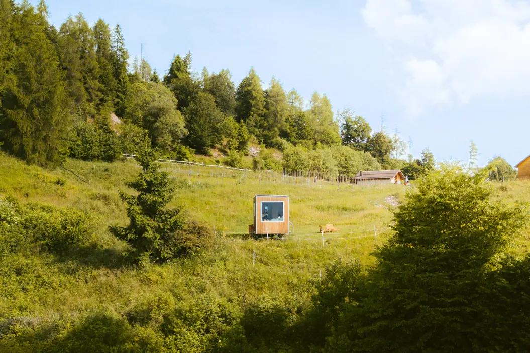 vista dal drone della casetta friland a cima lan sulle dolomiti vicino ad arsie