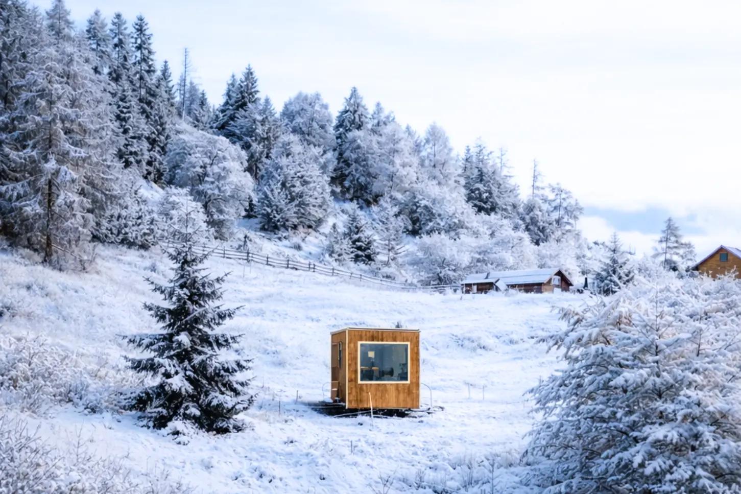 casetta friland sotto la neve sulle dolomiti a cima lan vicino ad arsie
