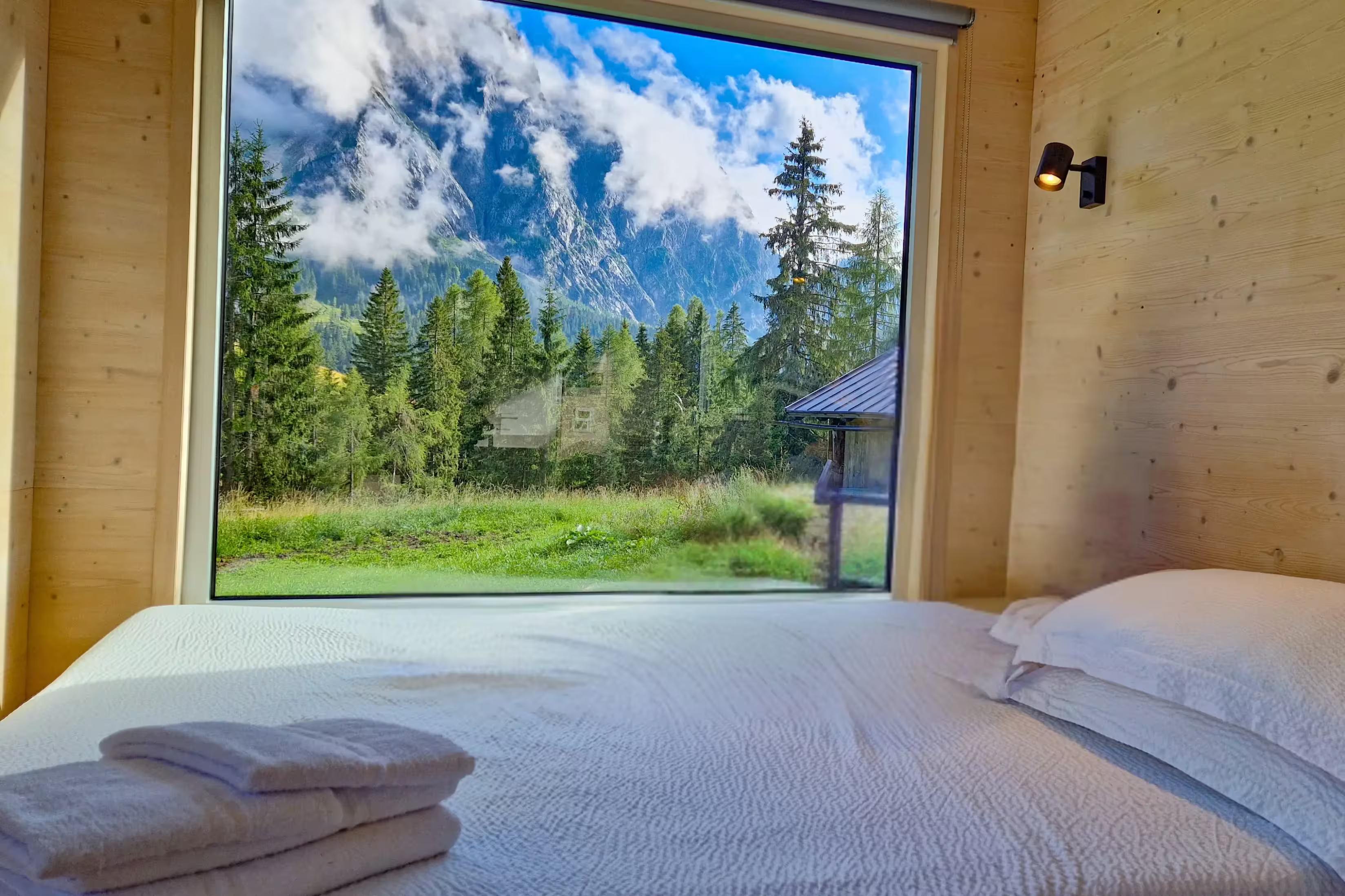 tiny house con vetrata panoramica per un viaggio nella natura a sappada, dolomiti
