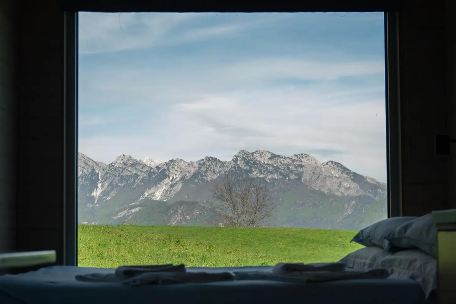 vista sulle montagne dalla tiny house sull Altopiano di Curiedi nelle Prealpi Carniche