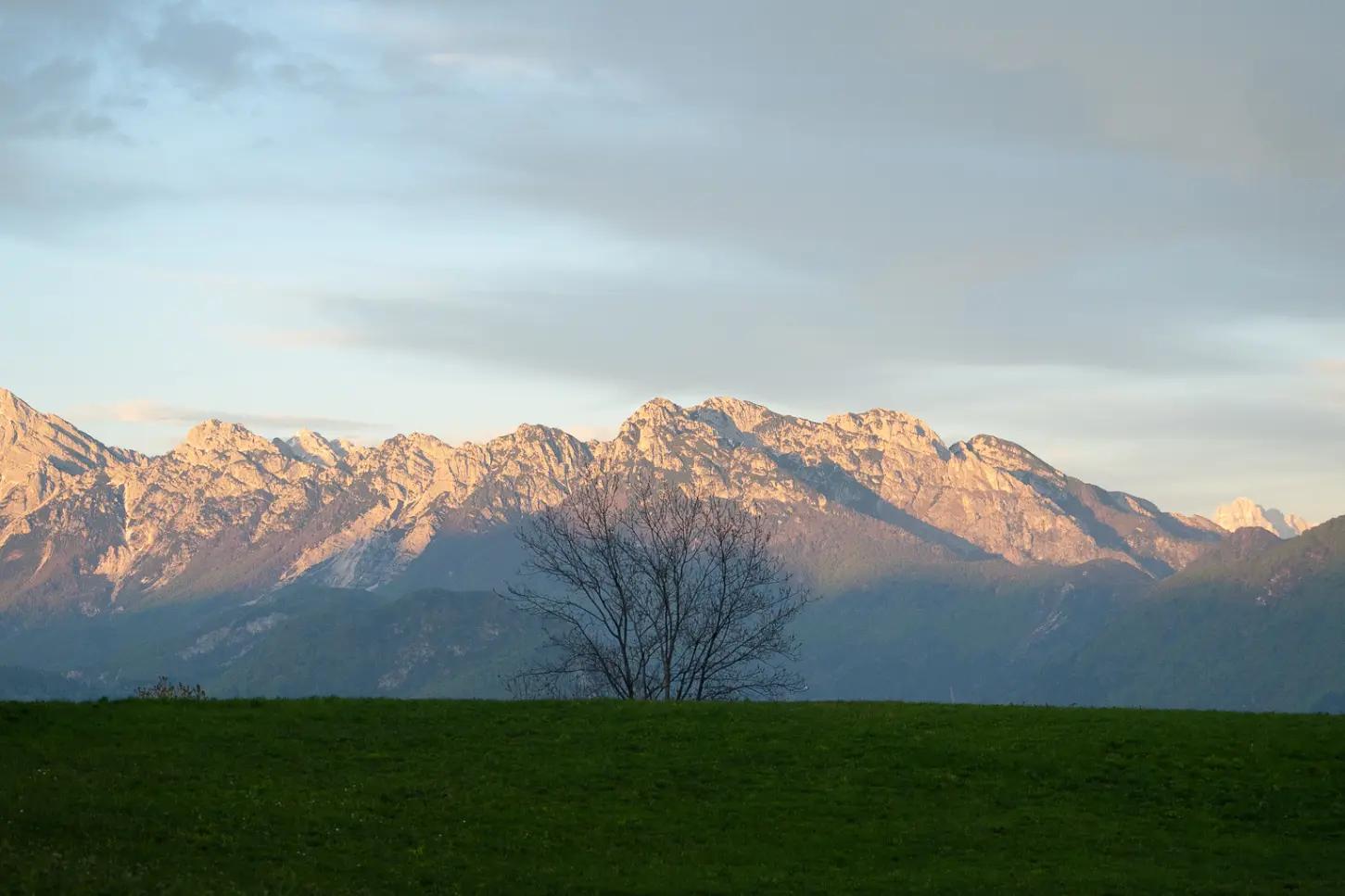 profilo delle montagne sull'Altopiano di Curiedi nelle Prealpi Carniche