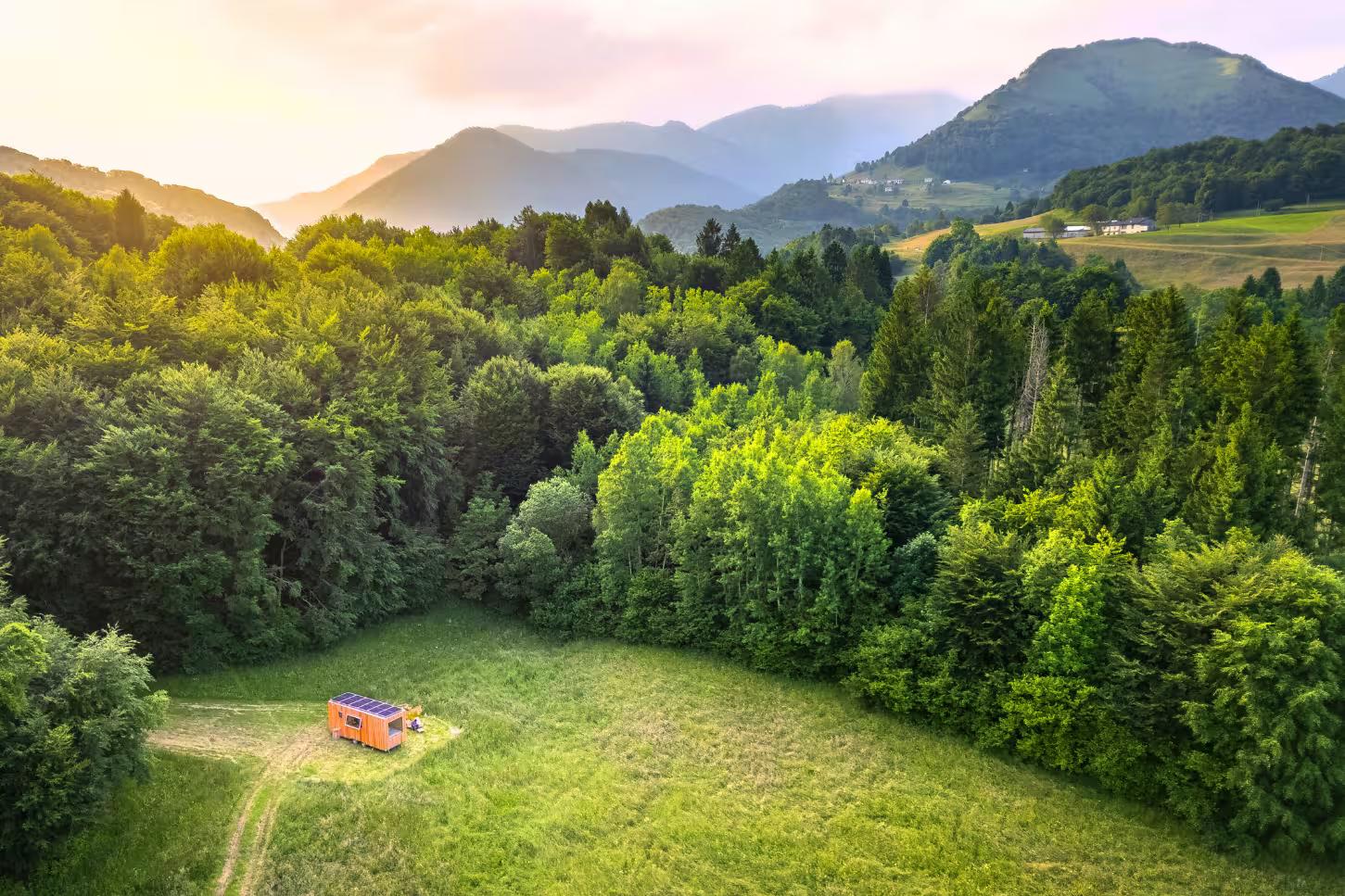 tiny house vicino al bosco sull'altopiano di curiedi nelle Prealpi Carniche