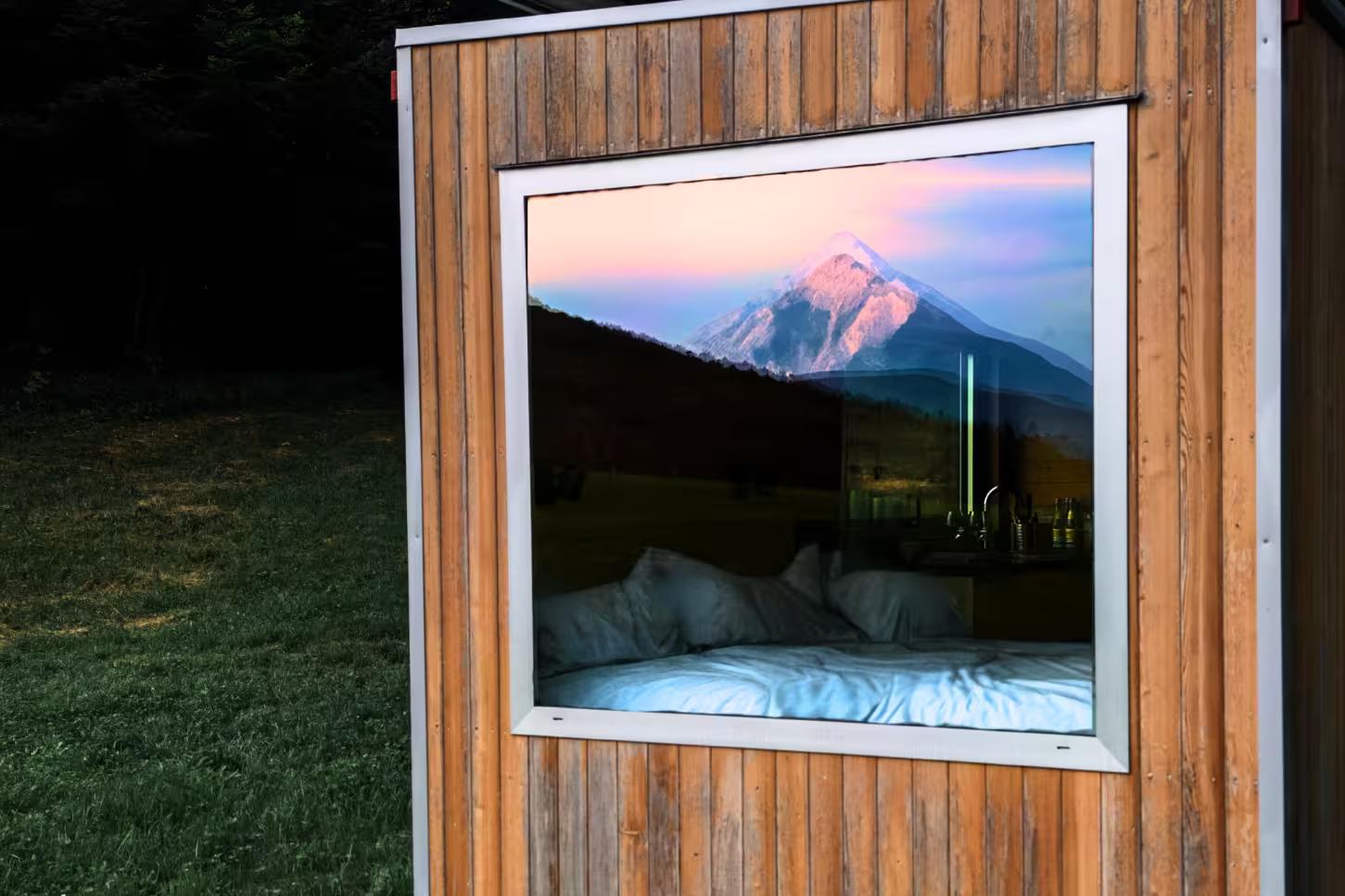 tramonto dalla casetta nella natura sull'altopiano di curiedi nelle  Prealpi Carniche