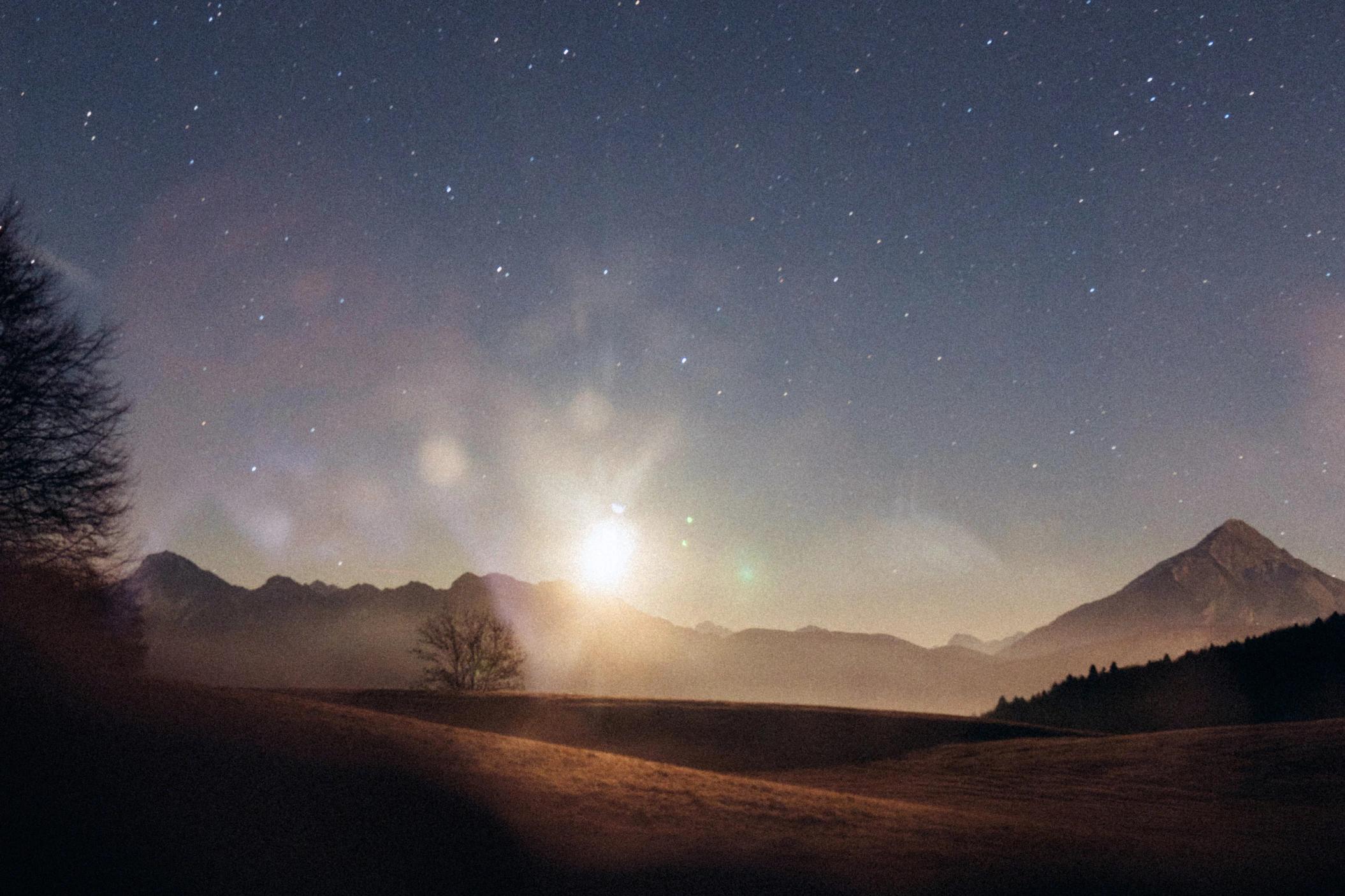 notte di stelle vista dalla tiny house sull Altopiano di Curiedi nelle Prealpi Carniche
