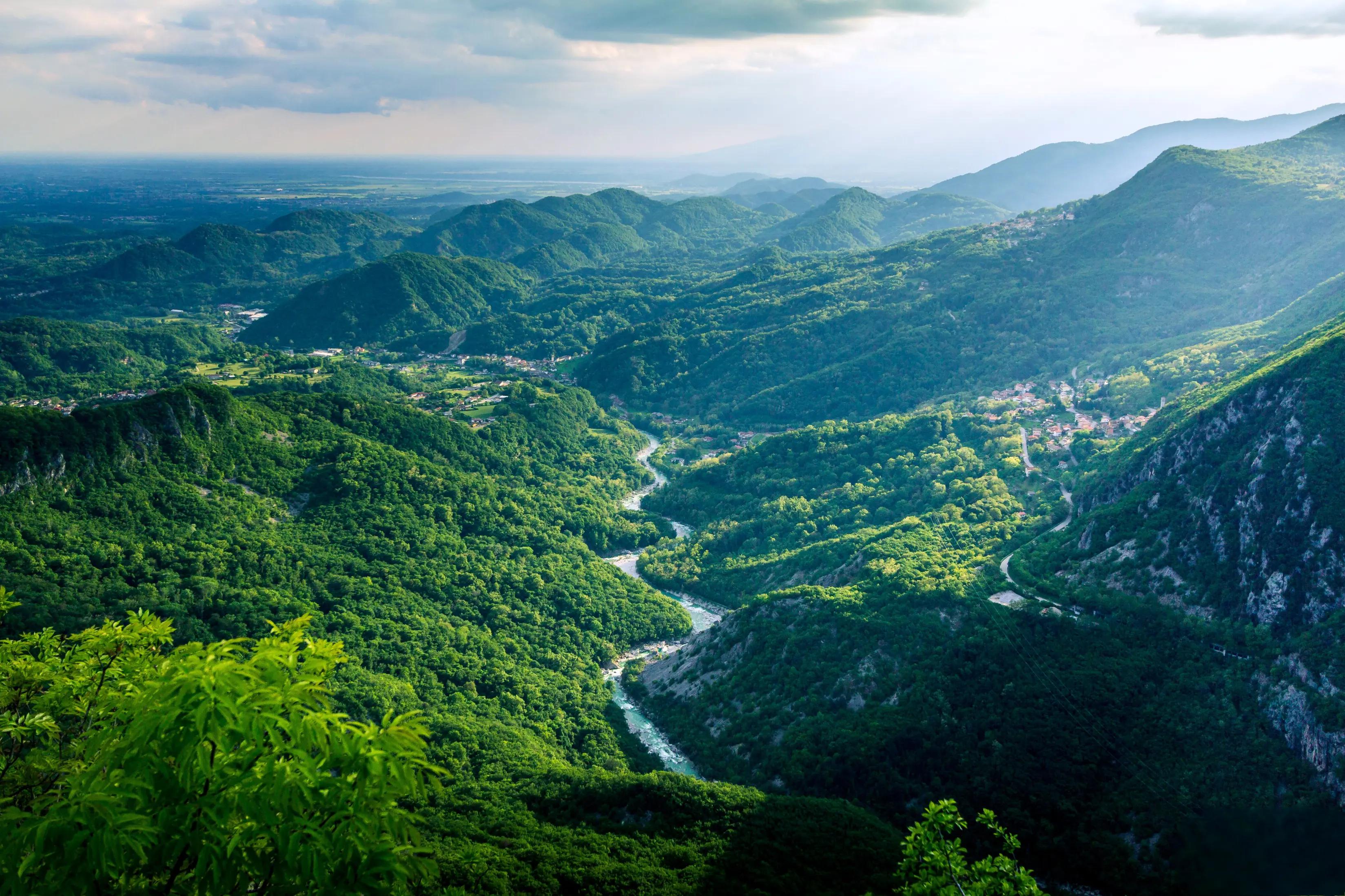panorama sul fiume dal monte prat nelle prealpi carniche