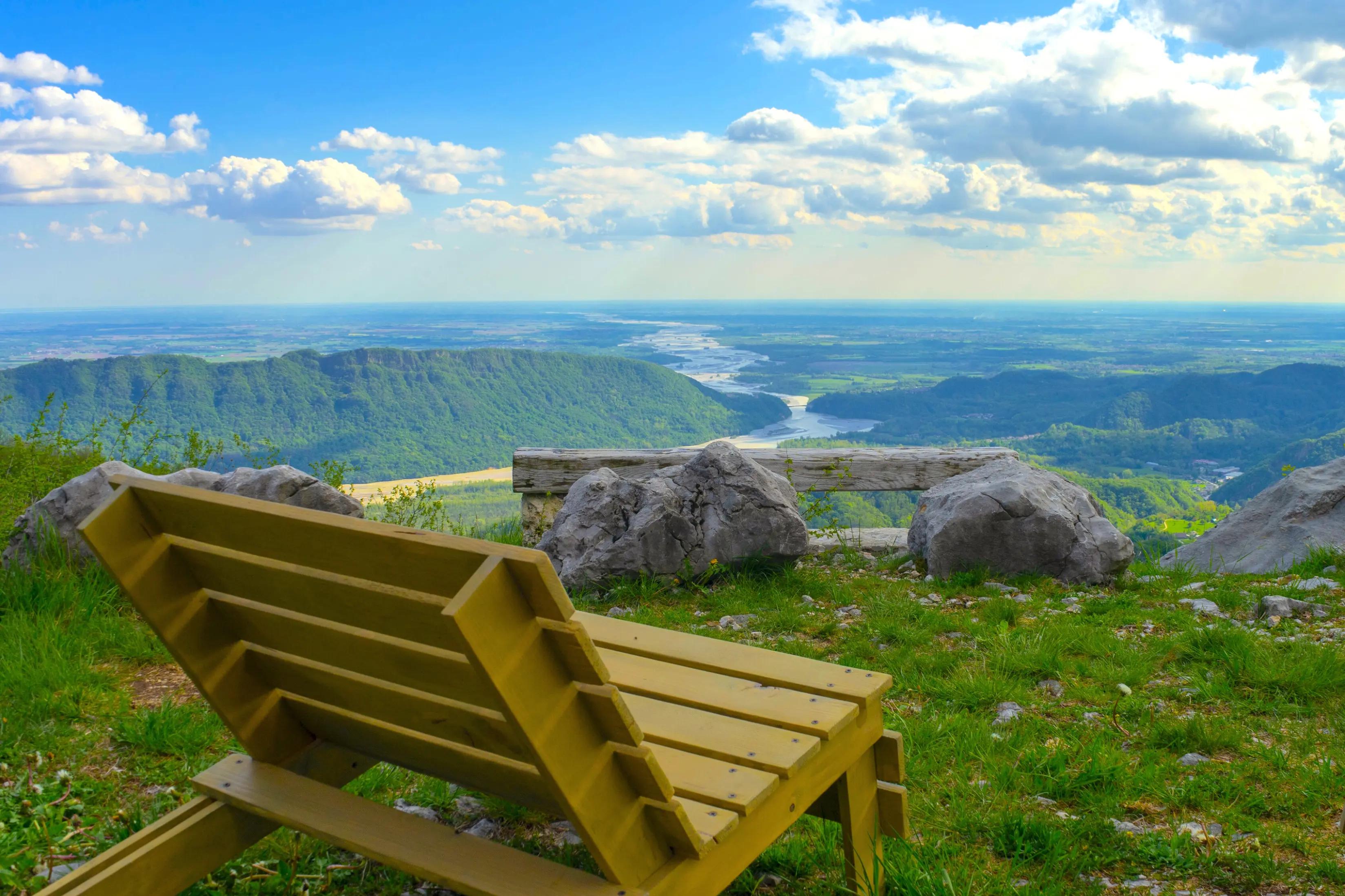 esterno della tiny house con vista sul monte prat nelle prealpi carniche