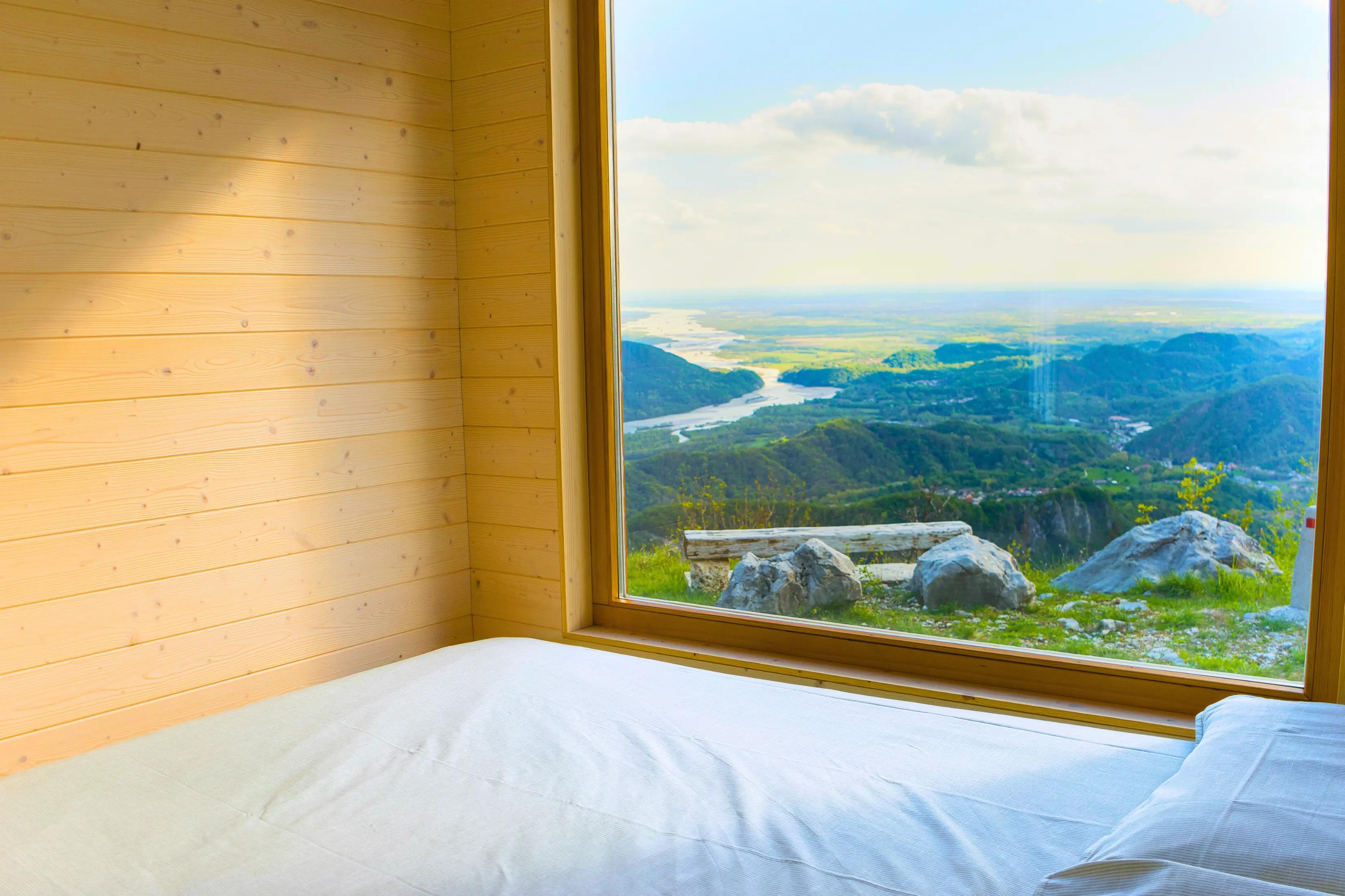 interno della tiny house sul monte prat nelle prealpi carniche