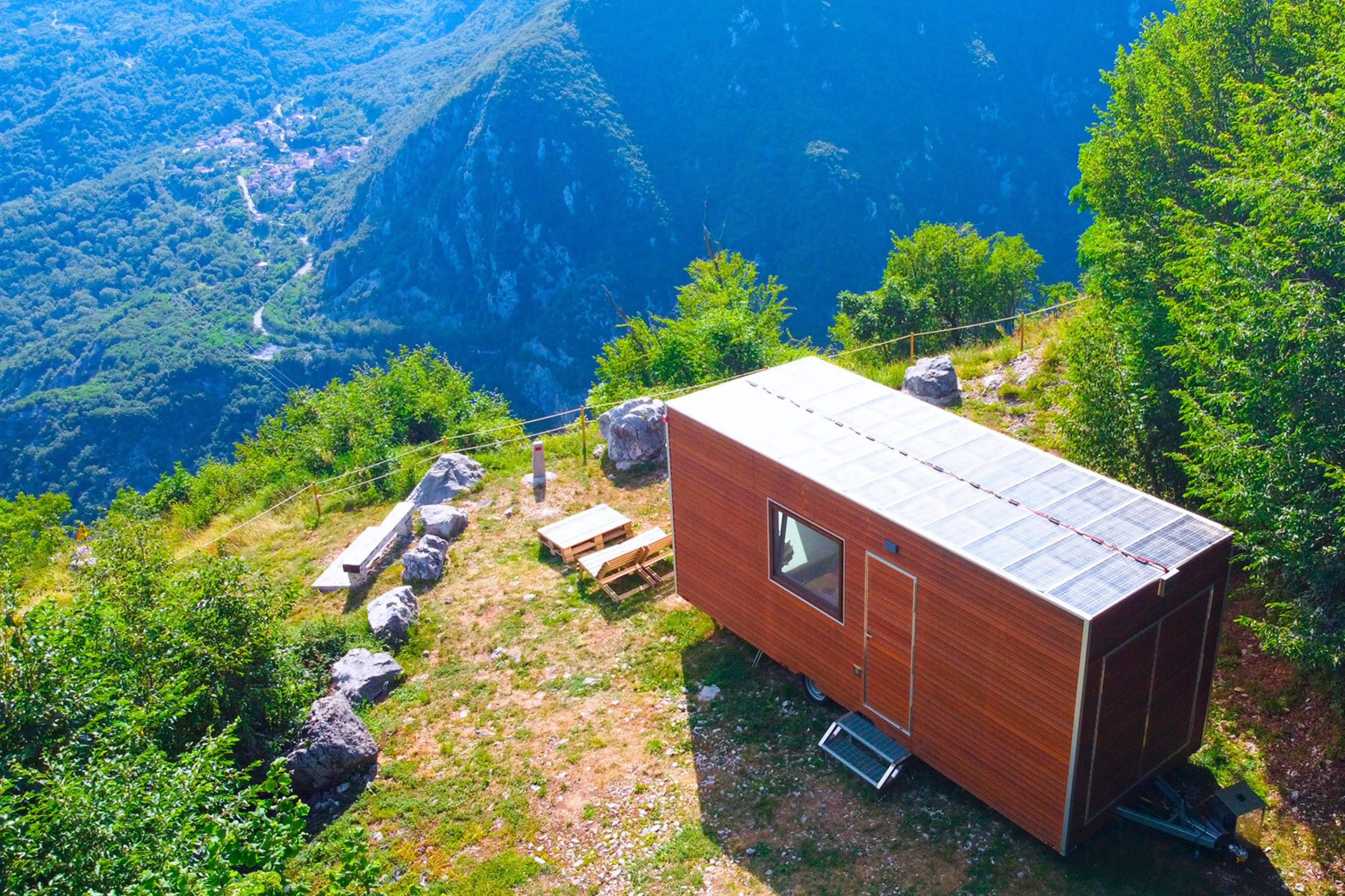 panorama sulla valle e sulla tiny house sul monte prat nelle prealpi carniche