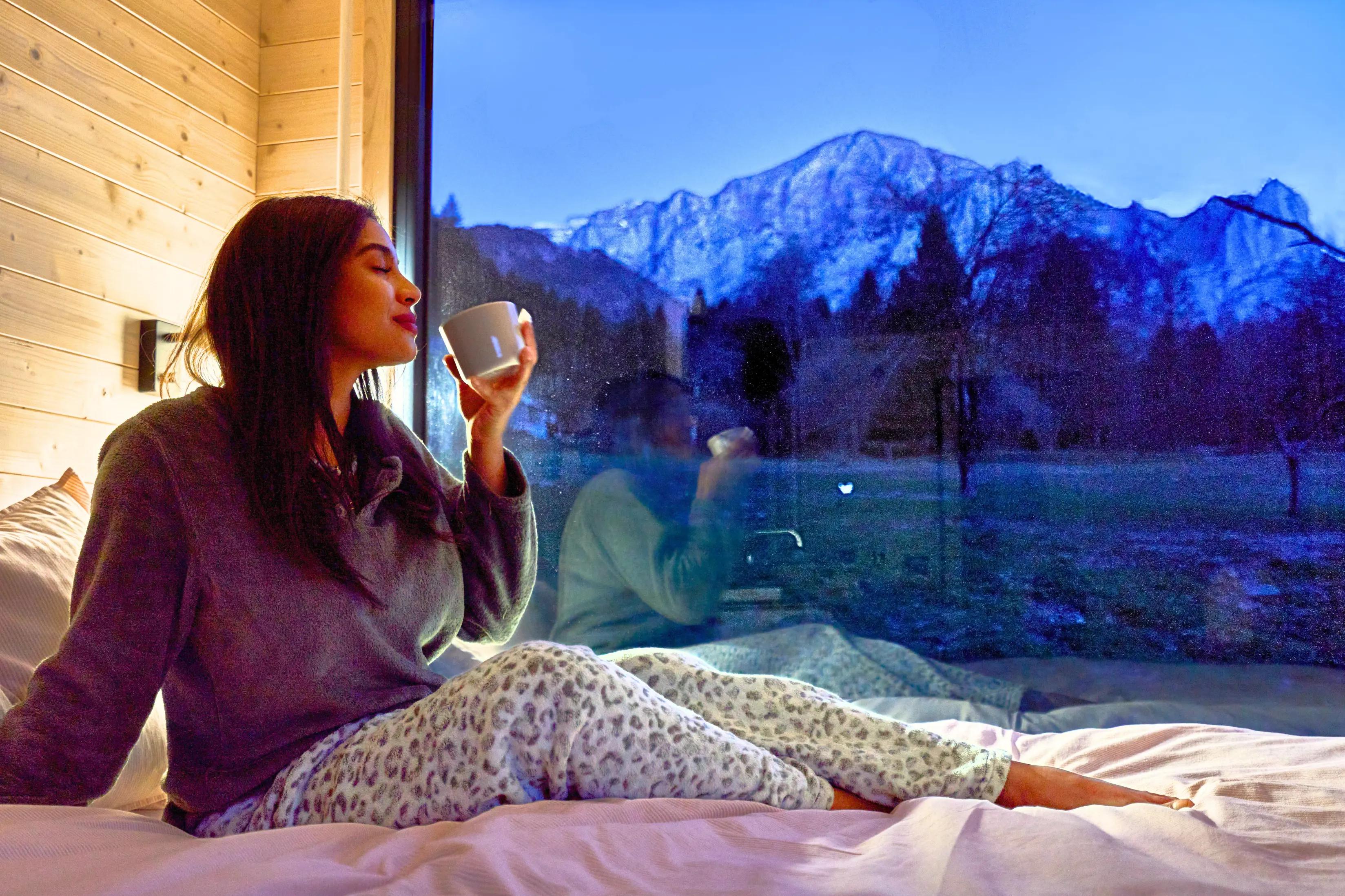 letto con vista in una tiny house a paluzza sulle Alpi Carniche nella Valle del But