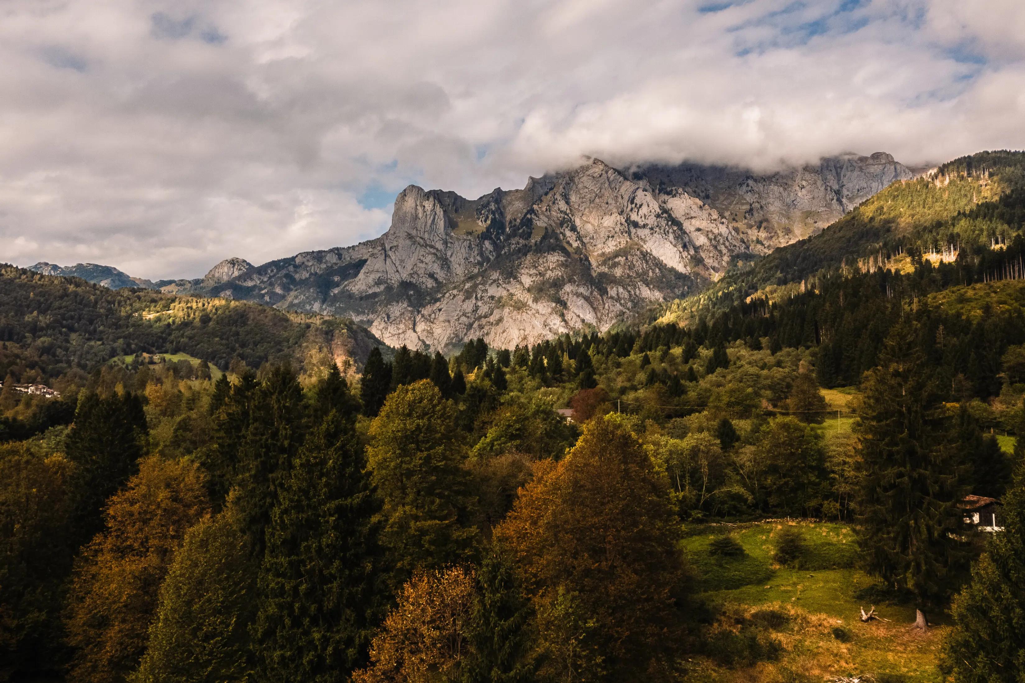 vista dalla tiny house a paluzza sulle Alpi Carniche nella Valle del But