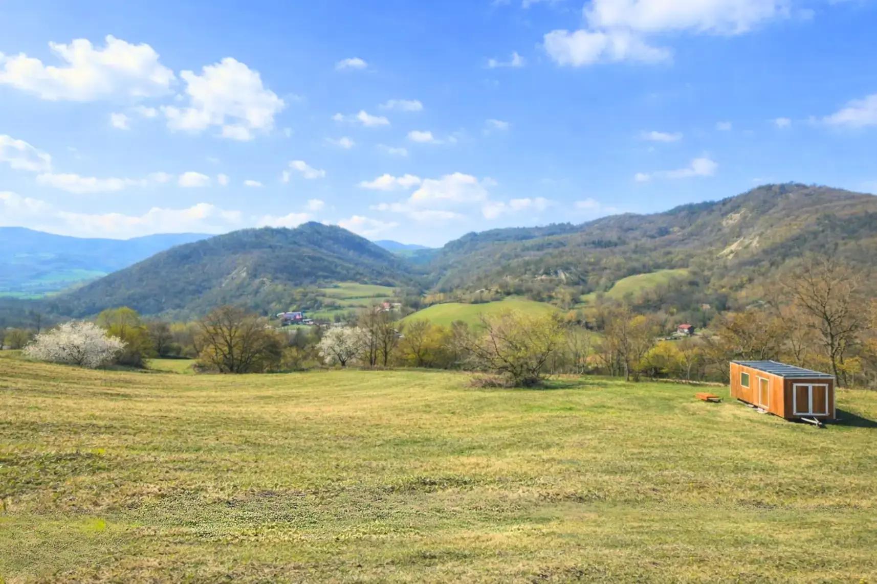 casetta nella natura tra prugni selvatici e prato verde in Val Tidone