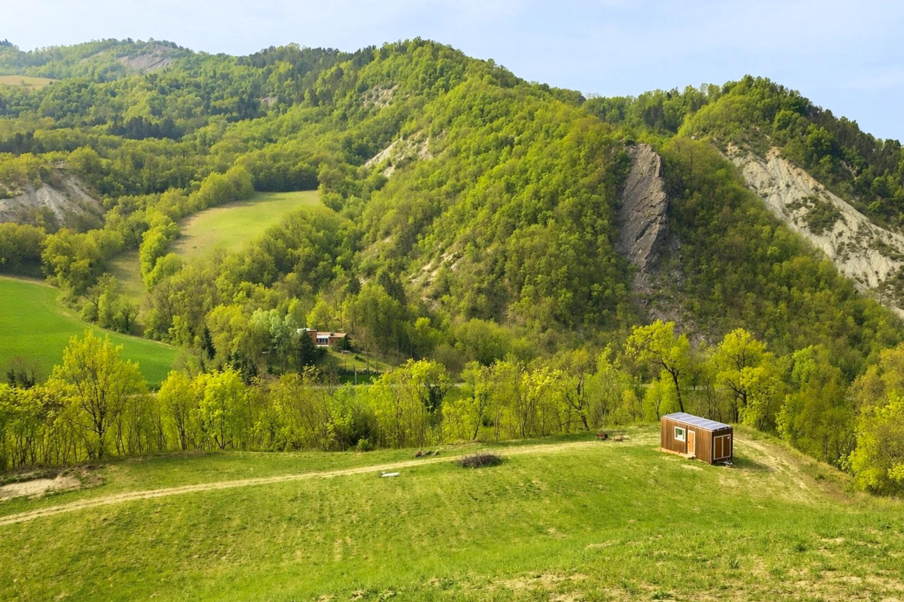 casetta nella natura tra prugni selvatici e prato verde in Val Tidone