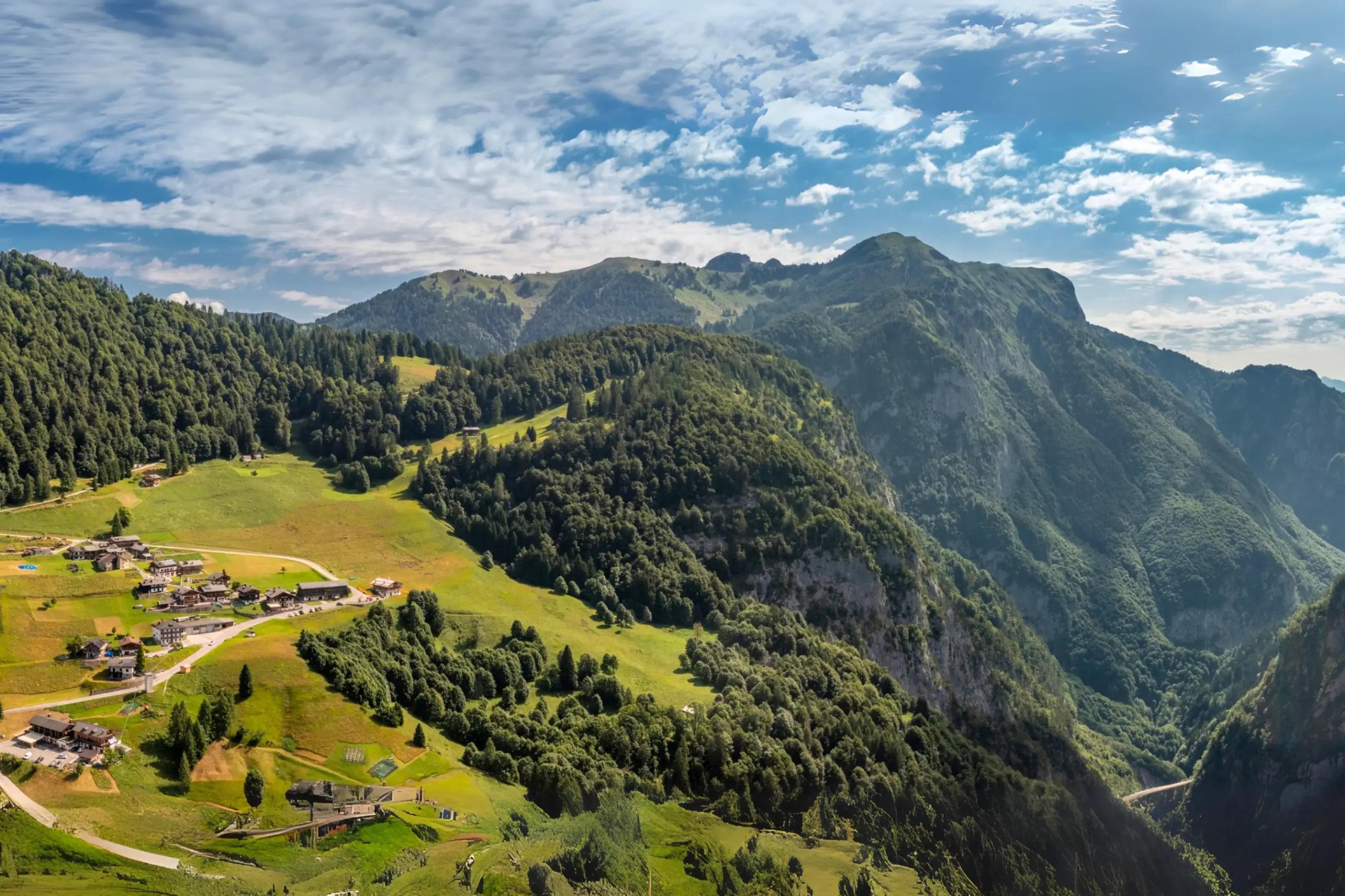 panoramica strada delle malghe sulle alpi carniche a sauris