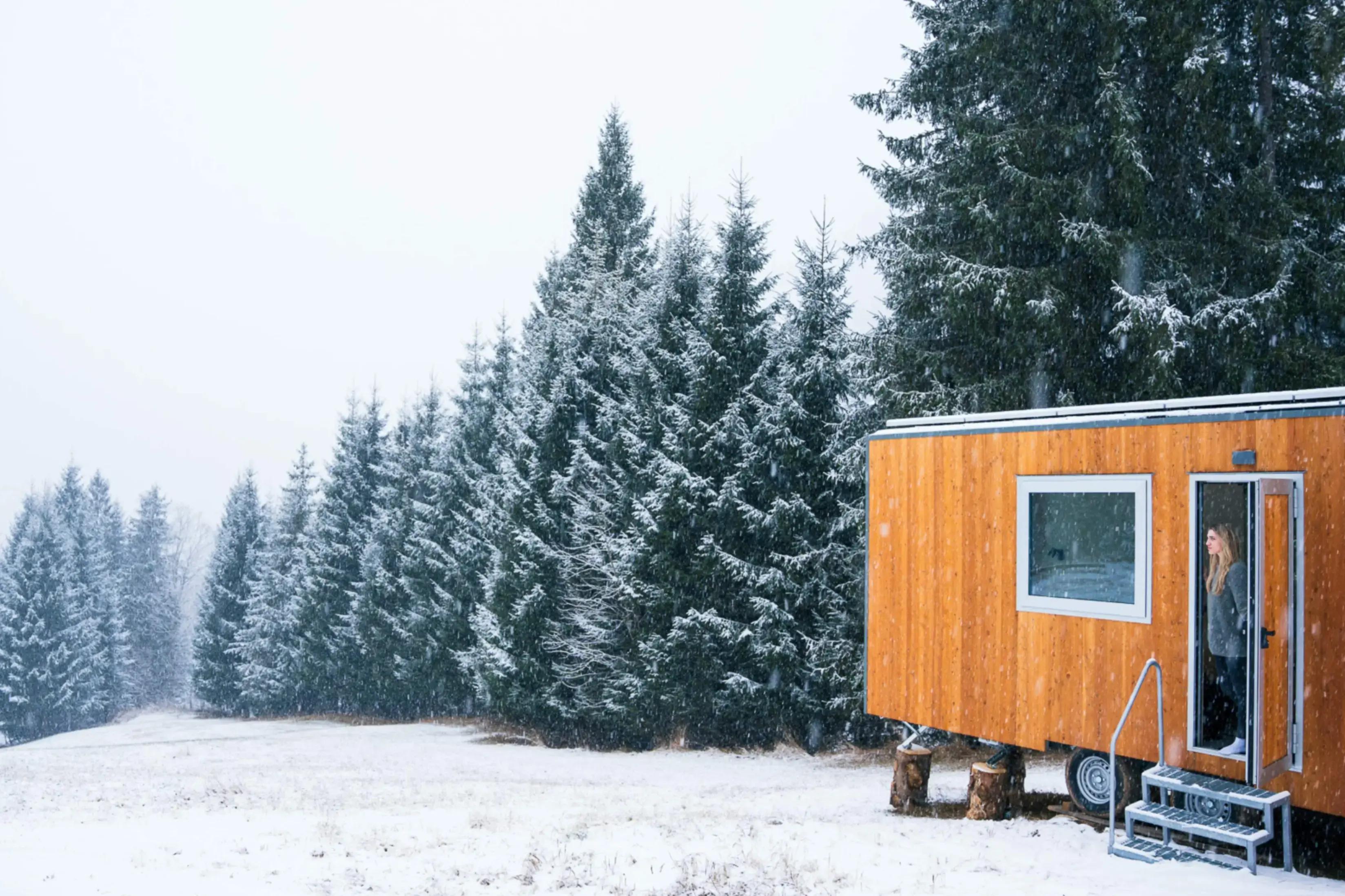 vista innevata dalla tiny house sulle alpi carniche a sauris
