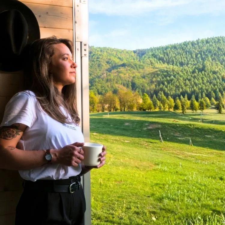 persona in una tiny house sulle alpi giulie a taipana