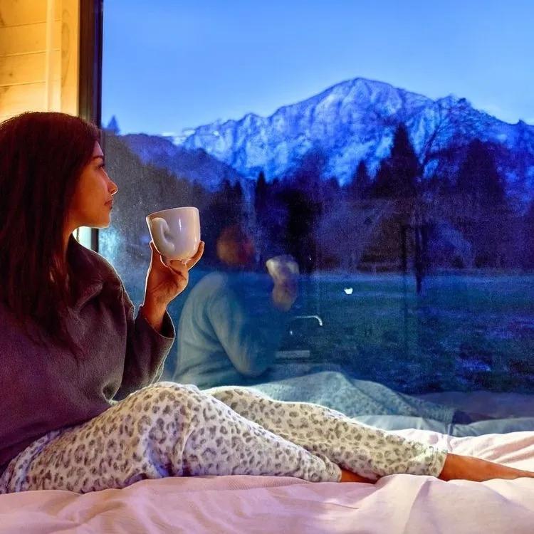 Person in Tiny House in paluzza in den Karnischen Alpen im Buttal