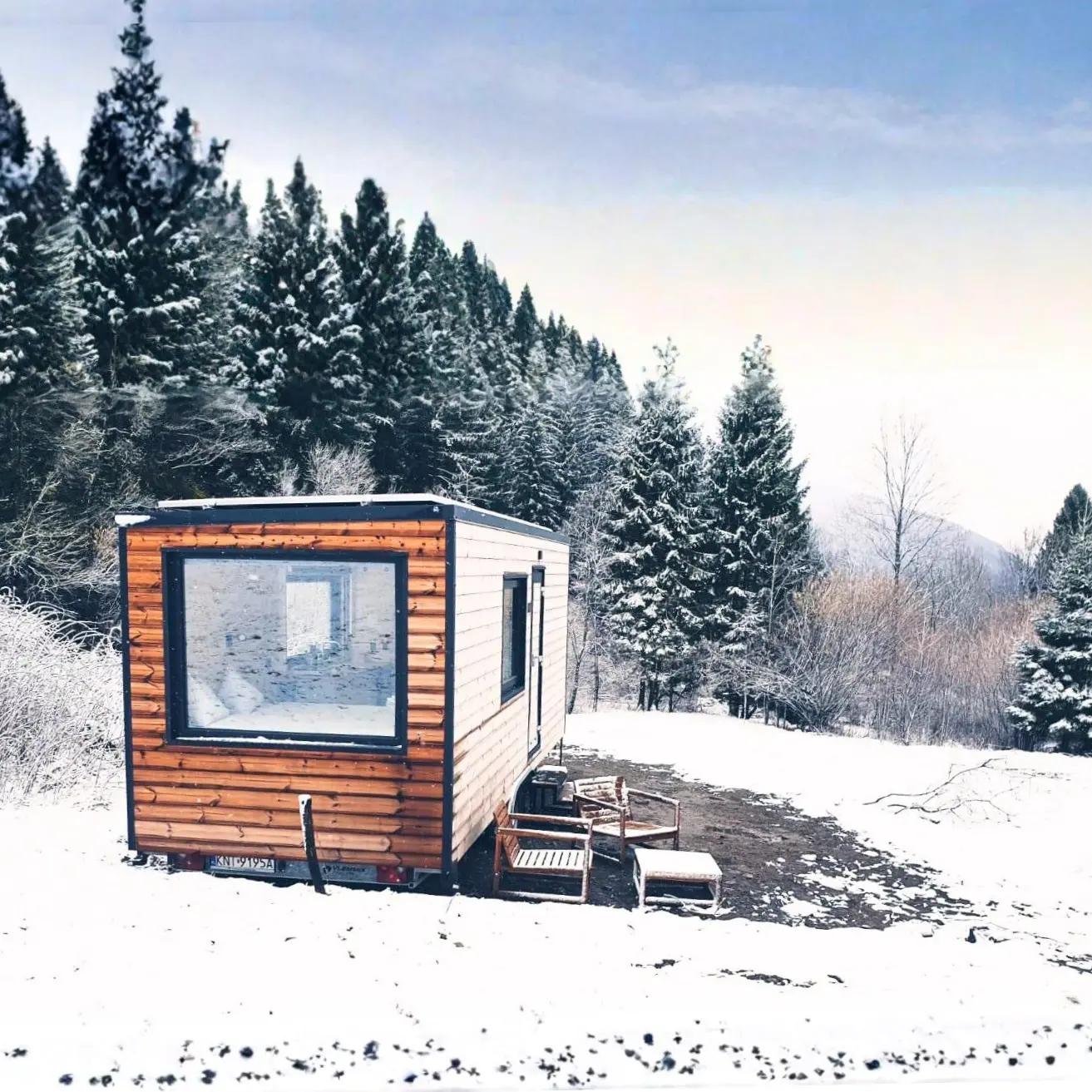 tiny house sotto la neve a paluzza sulle Alpi Carniche nella Valle del But